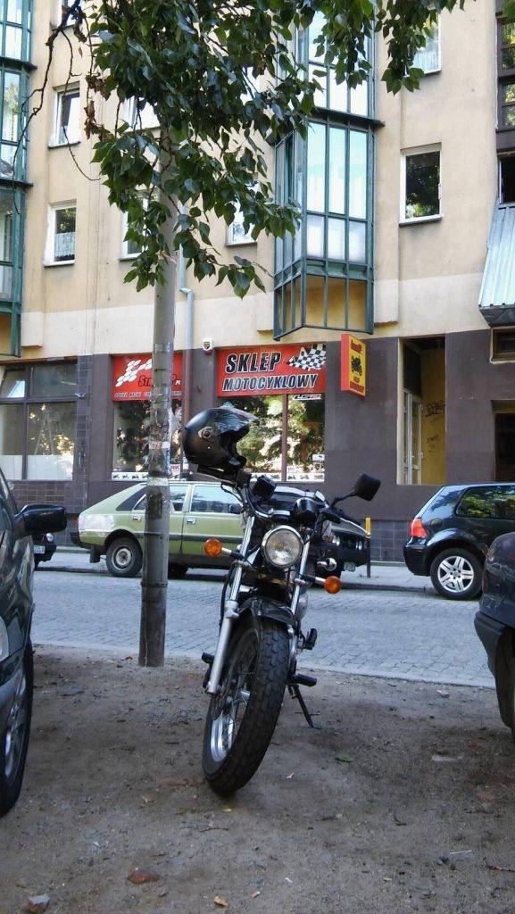Pod sklepem motocyklowym we Wrocławiu